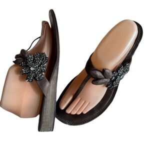 VERA WANG LAVENDER LABEL💟 ZAILA JEWEL FLOWER SANDALS SIZE 10